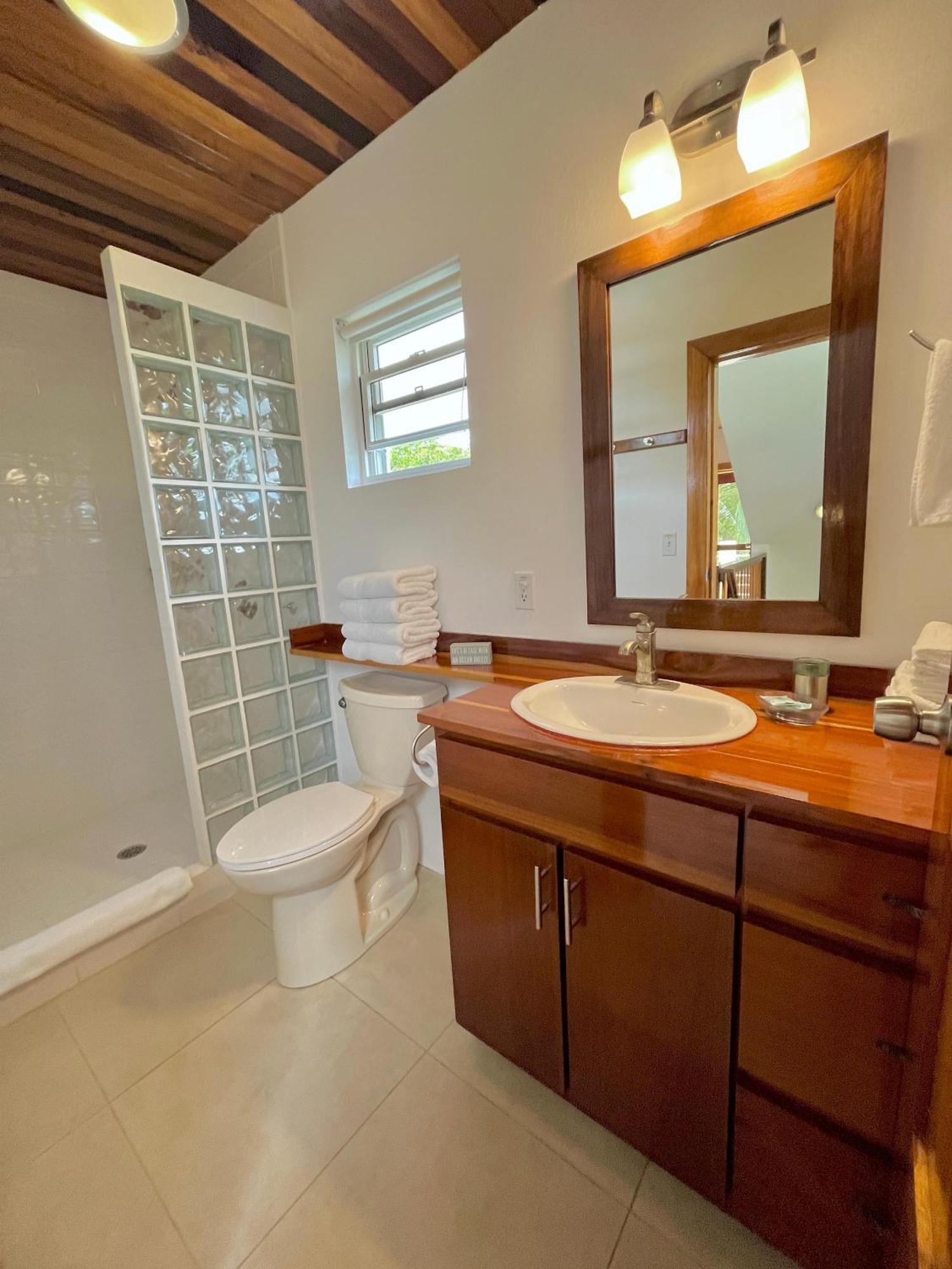 Caribbean Sunrise Villa Caye Caulker Exterior photo